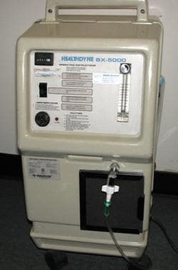 An oxygen concentrator provides a flow of up to 6 