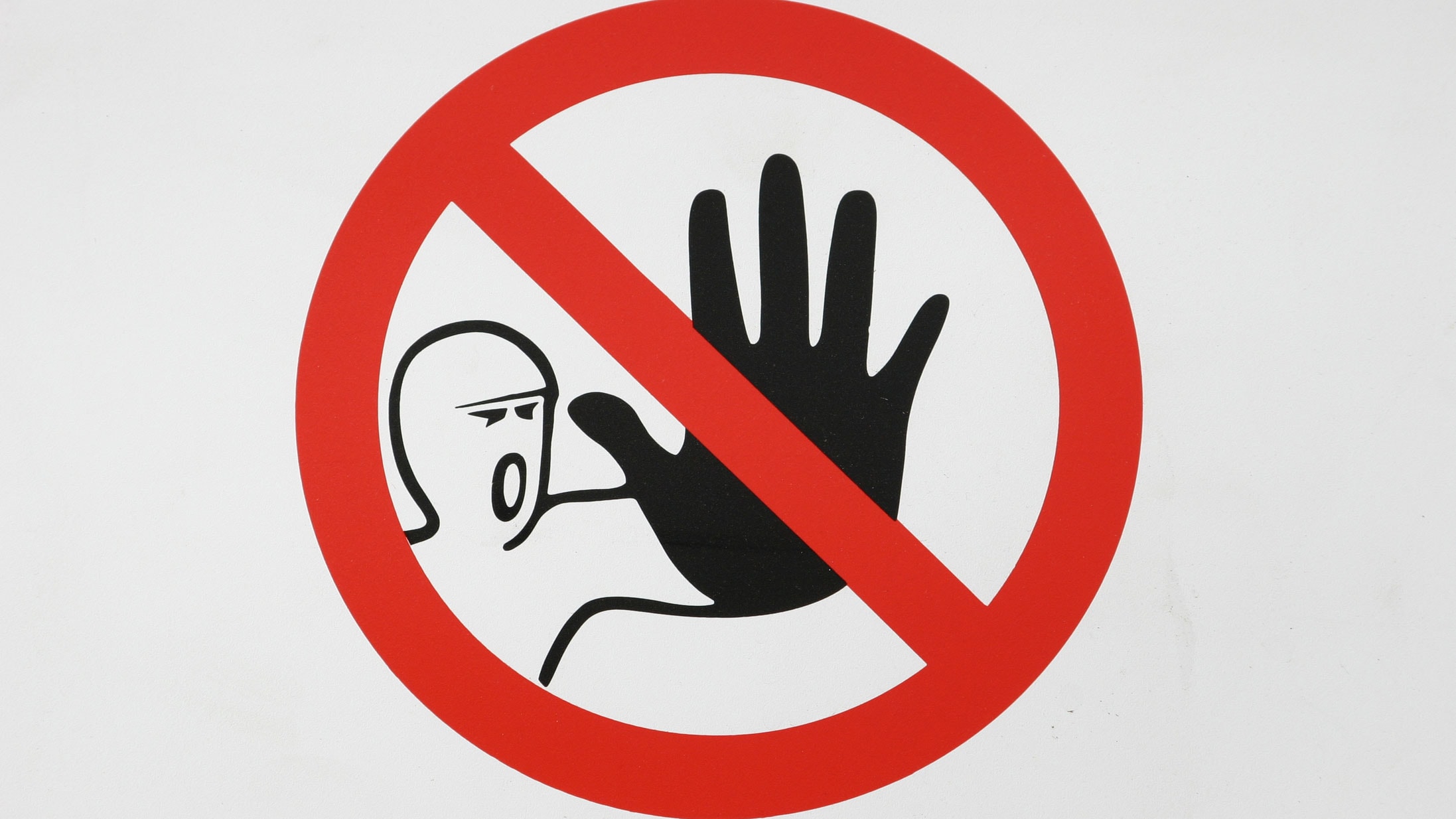 Знак можно трогать. Табличка запрещается прикасаться. Знак не трогать. Знак запрещается брать руками. Запрещающие знаки опасности.