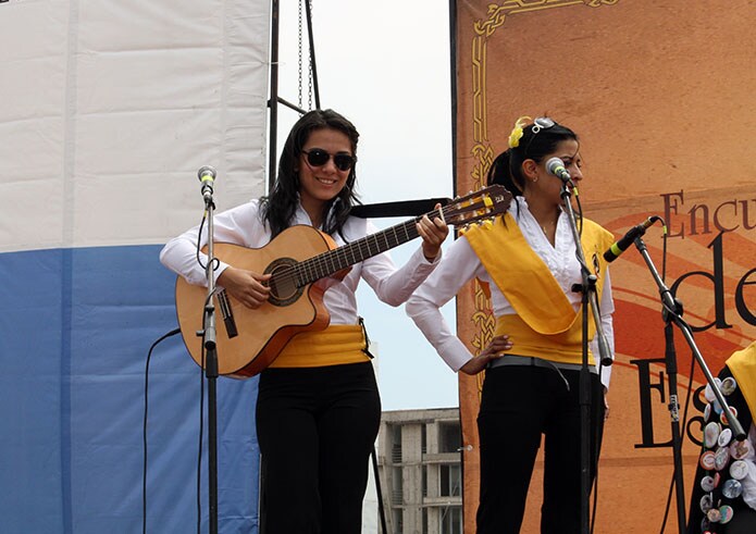 La guitarra la compañera fiel de la Dra. Eliana Andrade Salazar