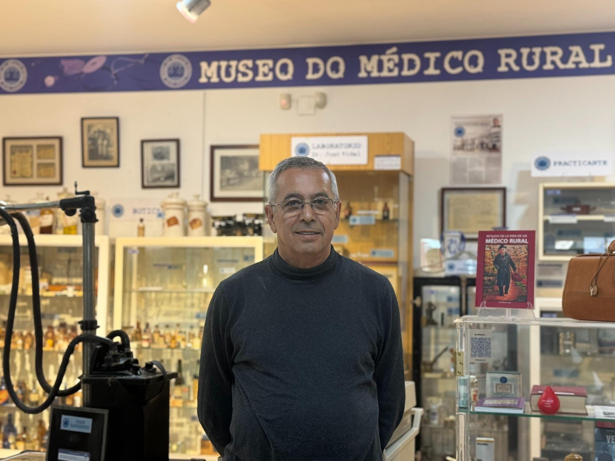 El Dr. Lage, creador, director y responsable del museo