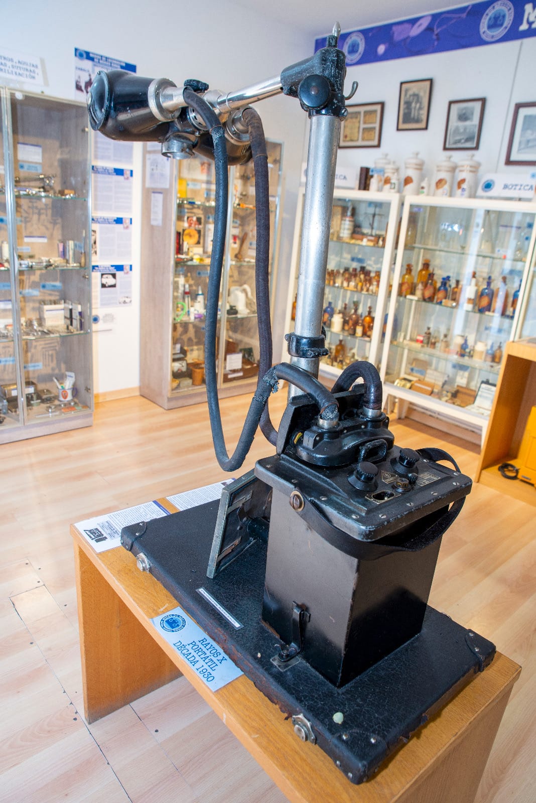 Primer aparato de radiología usado en sanidad de Orense expuesto en el museo de la medicina rural 