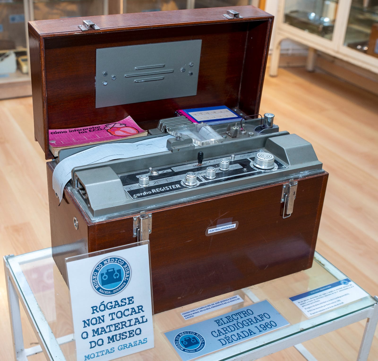 Un electrocardiógrafo portátil usado en la época, expuesto en el Museo de la medicina rural 