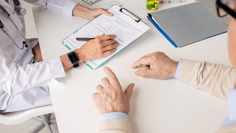 La evidencia respalda dos herramientas para evaluar a las personas mayores con cáncer