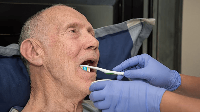 ¿Cuál es el impacto del cepillado dental durante la hospitalización?