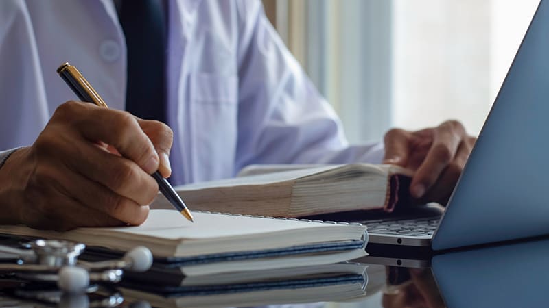 La première vague de COVID vue par les médecins hospitaliers : livres-témoignages