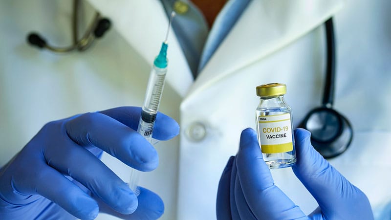 Vacciner rapidement les médecins et les soignants : l’appel de l’Ordre