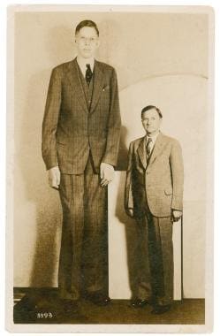 19岁的罗伯特·瓦德洛(Robert Wadlow)和他的父亲在一起