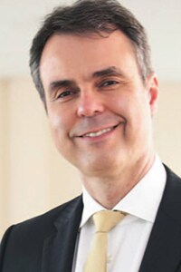 Dr. Carlos Gil