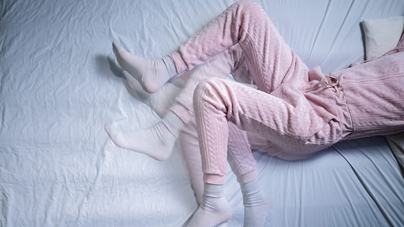 La prévalence augmente avec l'âge, atteignant 10 % chez les personnes âgées de plus de 65 ans, avec une prédominance féminine marquée.