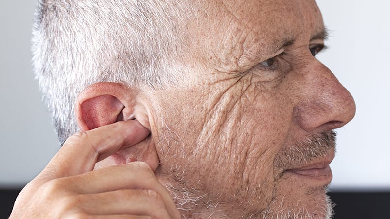 Fréquent et sous-estimé, le bouchon de cérumen touche près d'un adulte sur cinq, et plus d'un tiers des personnes âgées. Une étude américaine précise les facteurs de risque et l'impact auditif.