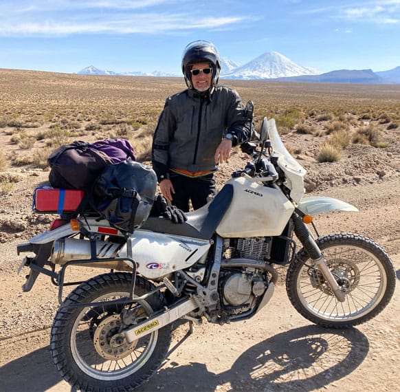Dr. Weitzel con su moto Suzuki Dr 650