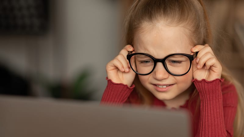 L’atropine à 0,01 % : une option efficace pour ralentir la progression de la myopie chez les enfants