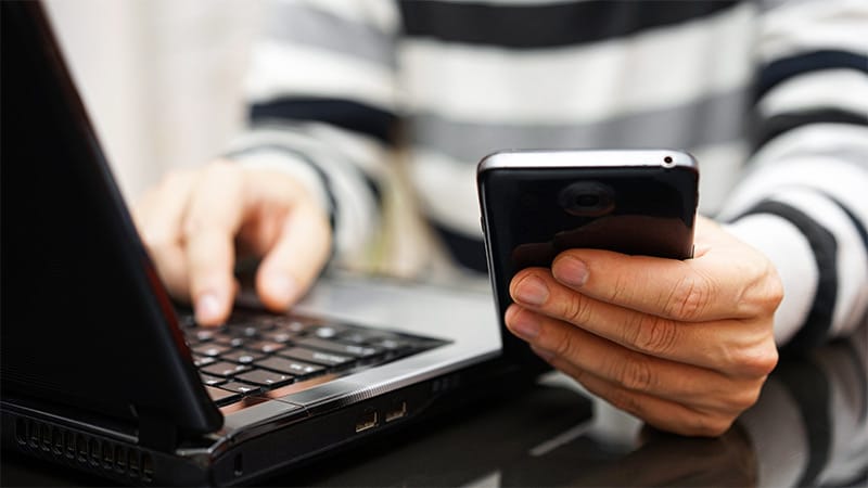 Device Screens Predict Craving in Problematic Internet Use