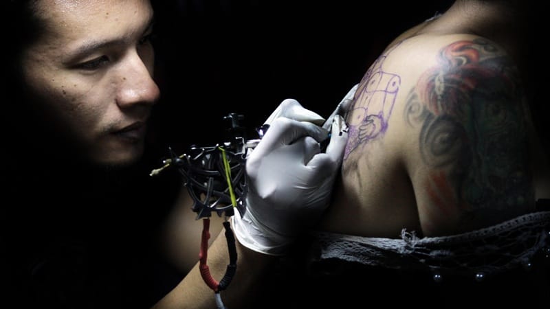 Tatuagem pode estar associada a maior risco de linfoma e câncer de pele