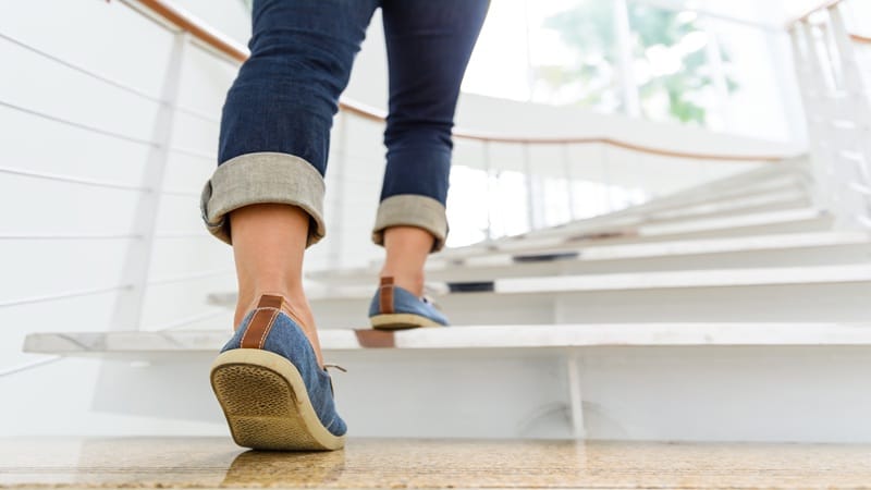 Levantar e caminhar: a estratégia simples que melhora humor e reduz fadiga