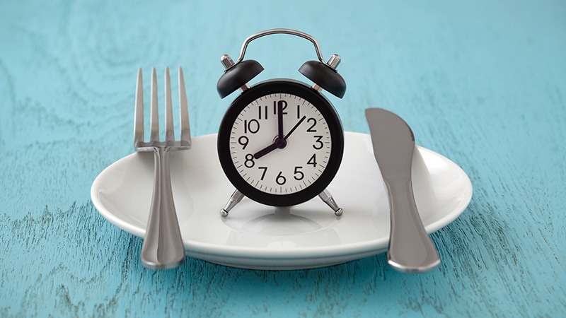 Speedy Eating and Late-Night Meals May Take a Toll on Health