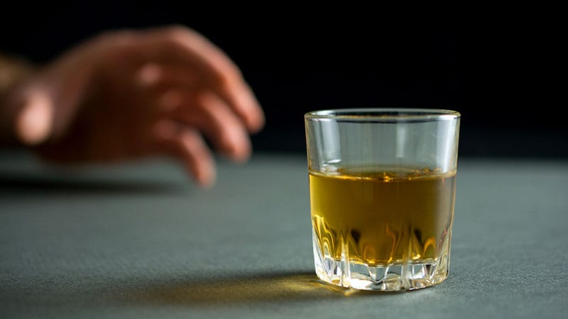 Le dépistage des troubles liés à la consommation d’alcool réduit les réadmissions à l’hôpital