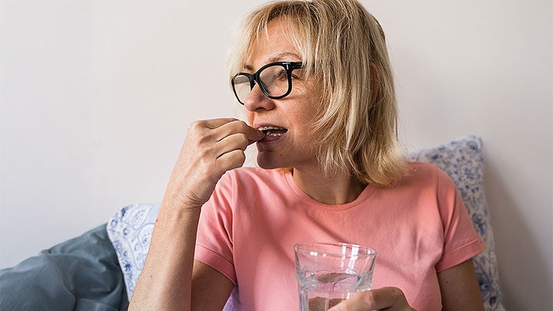 ¿Qué indica la eliminación de las advertencias para la terapia hormonal para la menopausia?