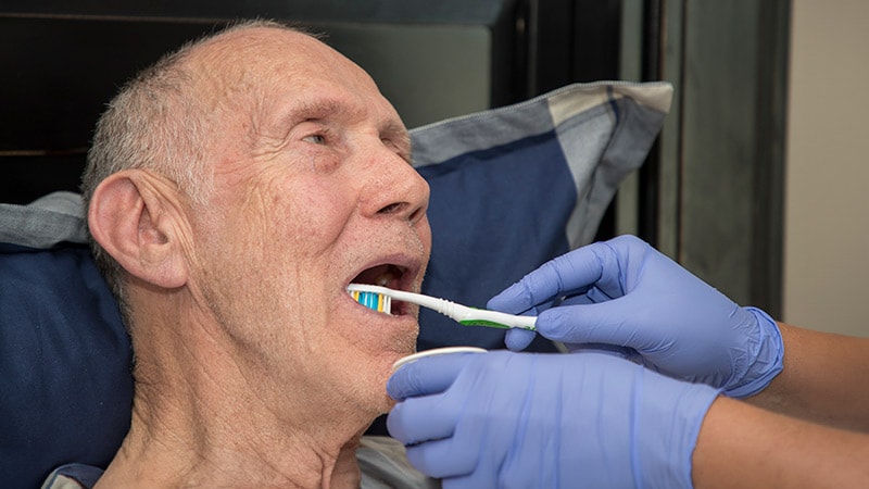 Le brossage des dents à l’hôpital réduit les infections et les décès