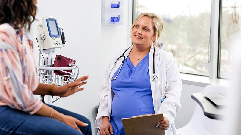 Une nouvelle règle fédérale offre une assistance aux médecins enceintes et des congés de travail