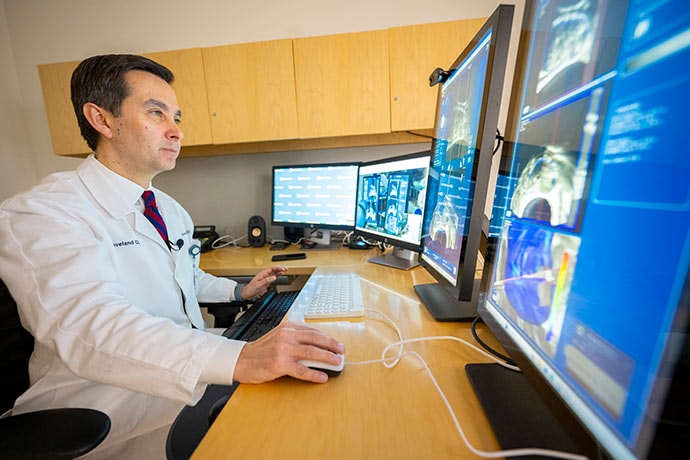 photo of Dr Ruben Olivares