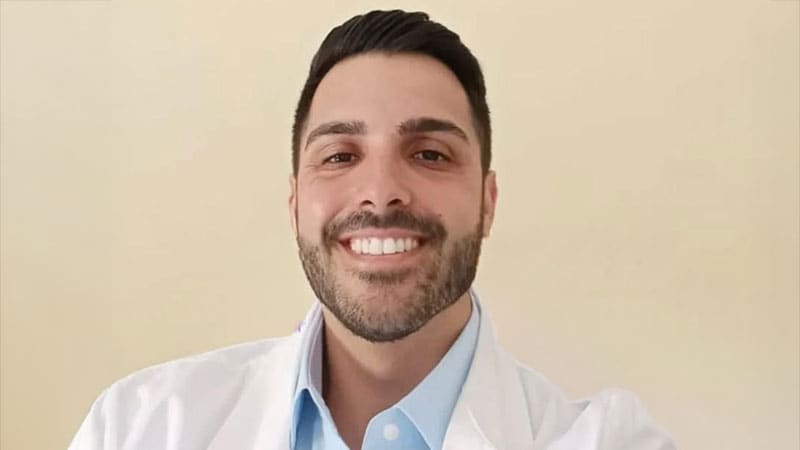 Woman Stung by Wasp Swarm Forces Young Doctor to Improvise