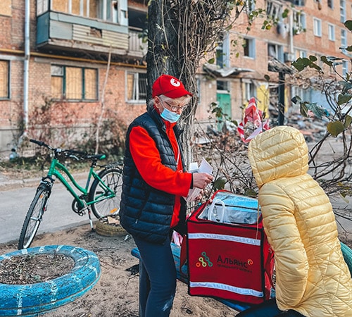 photo of A nurse delivers TB drugs by bike to a patient in Mykolaiv in southern Ukraine, which is often bombed.