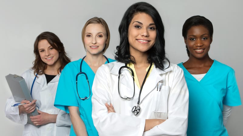 O que acontece quando mulheres praticam bullying contra outras mulheres na medicina