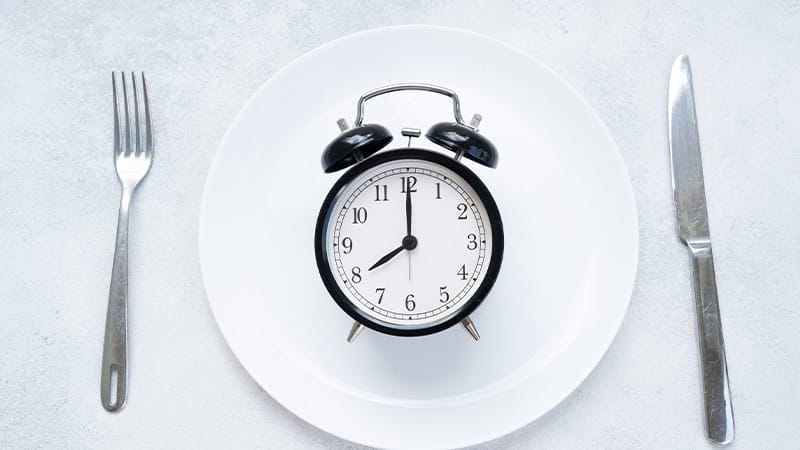 Intermittent Fasting Offers No Clear Advantage